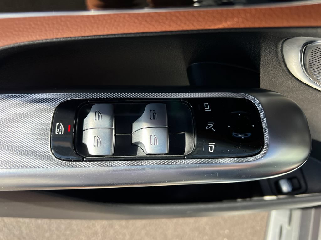 Used 2025 Mercedes-Benz GLC 350e 4MATIC image 11