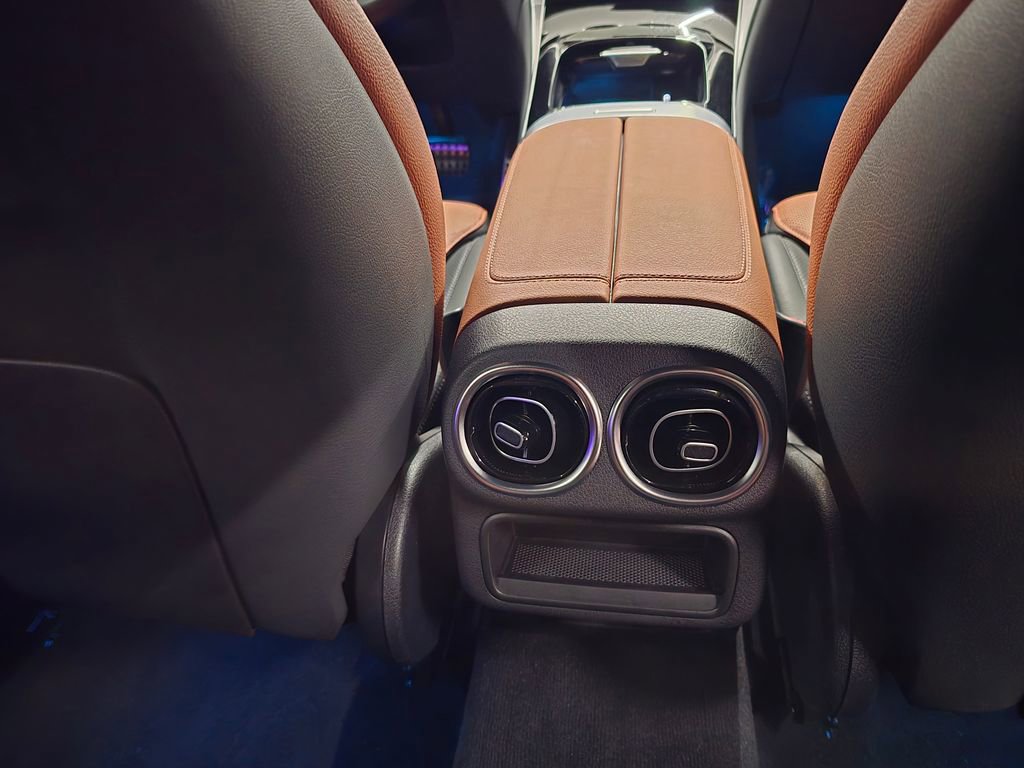 Used 2025 Mercedes-Benz GLC 300 4MATIC w/ AMG Line image 33