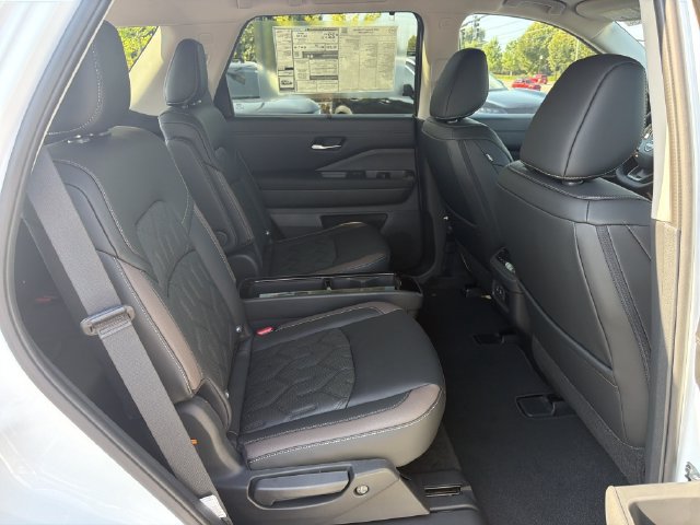 New 2026 Nissan Pathfinder Platinum AWD/4WD image 17