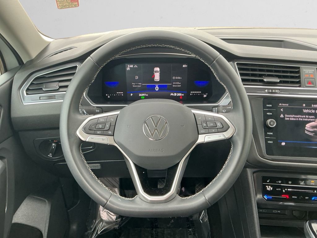 Used 2022 Volkswagen Tiguan SE w/ Panoramic Sunroof Package image 12
