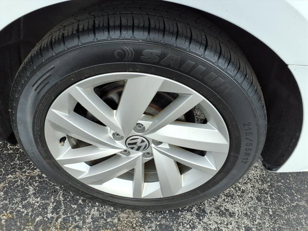 Used 2018 Volkswagen Passat 2.0T SE FWD image 5