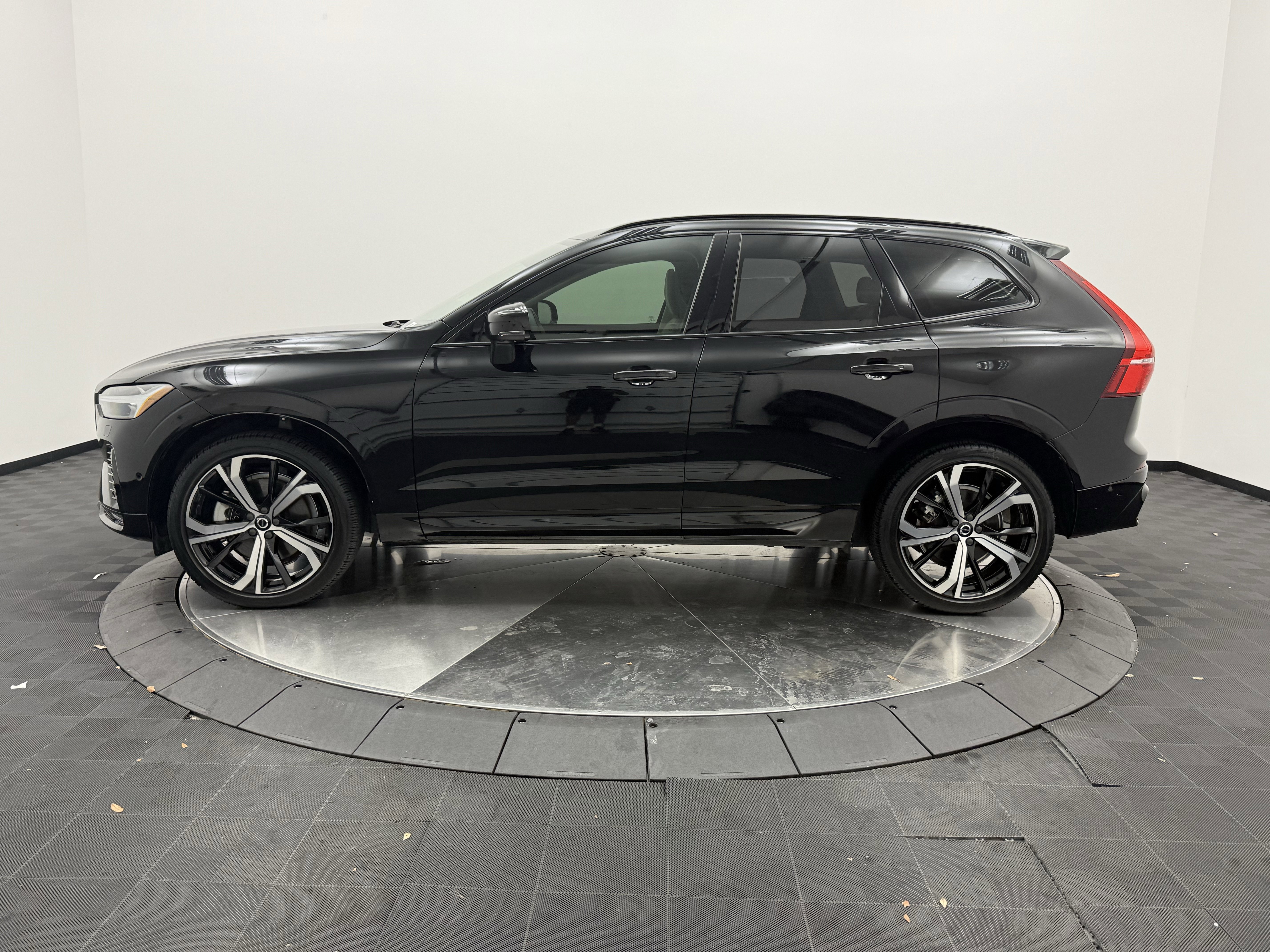 Certified 2023 Volvo XC60 B6 Ultimate w/ Protection Package Premier AWD/4WD image 4