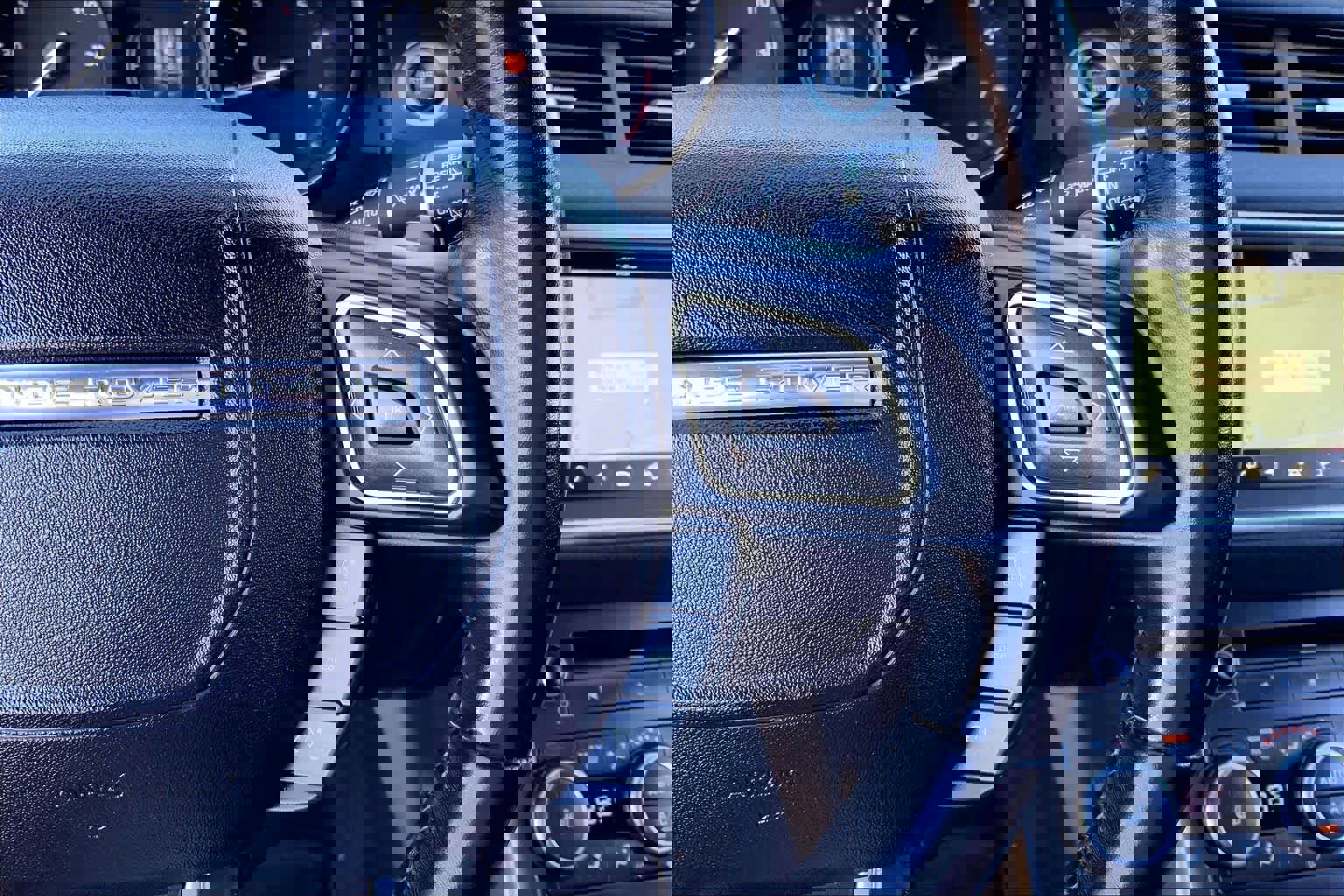 Used 2018 Land Rover Range Rover Evoque SE Premium image 21