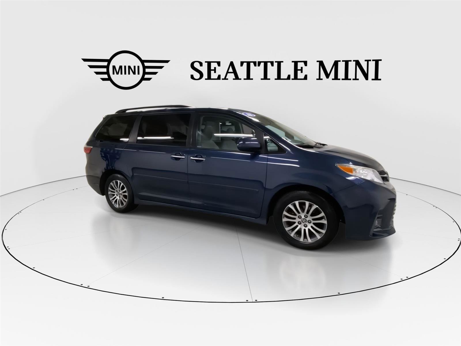 Used 2018 Toyota Sienna XLE image 2