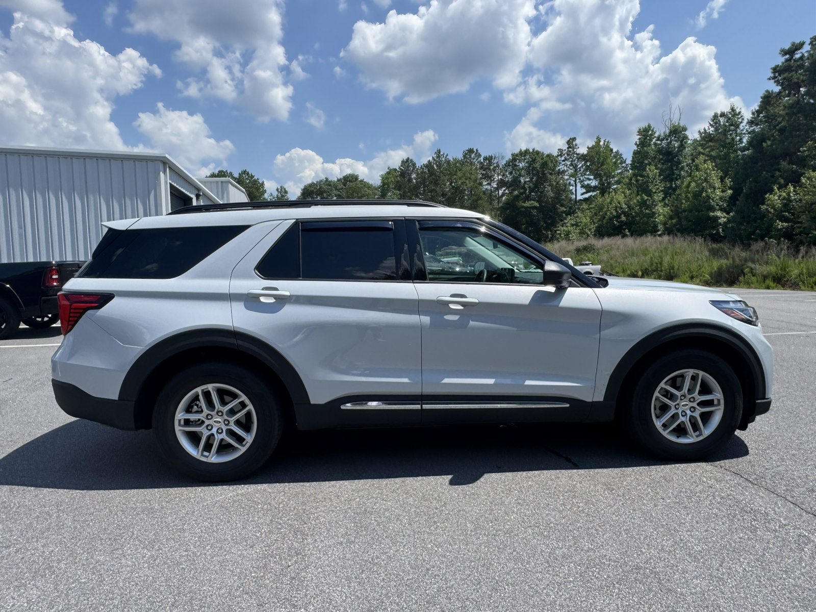Used 2025 Ford Explorer Active w/ Active Comfort Package RWD image 4