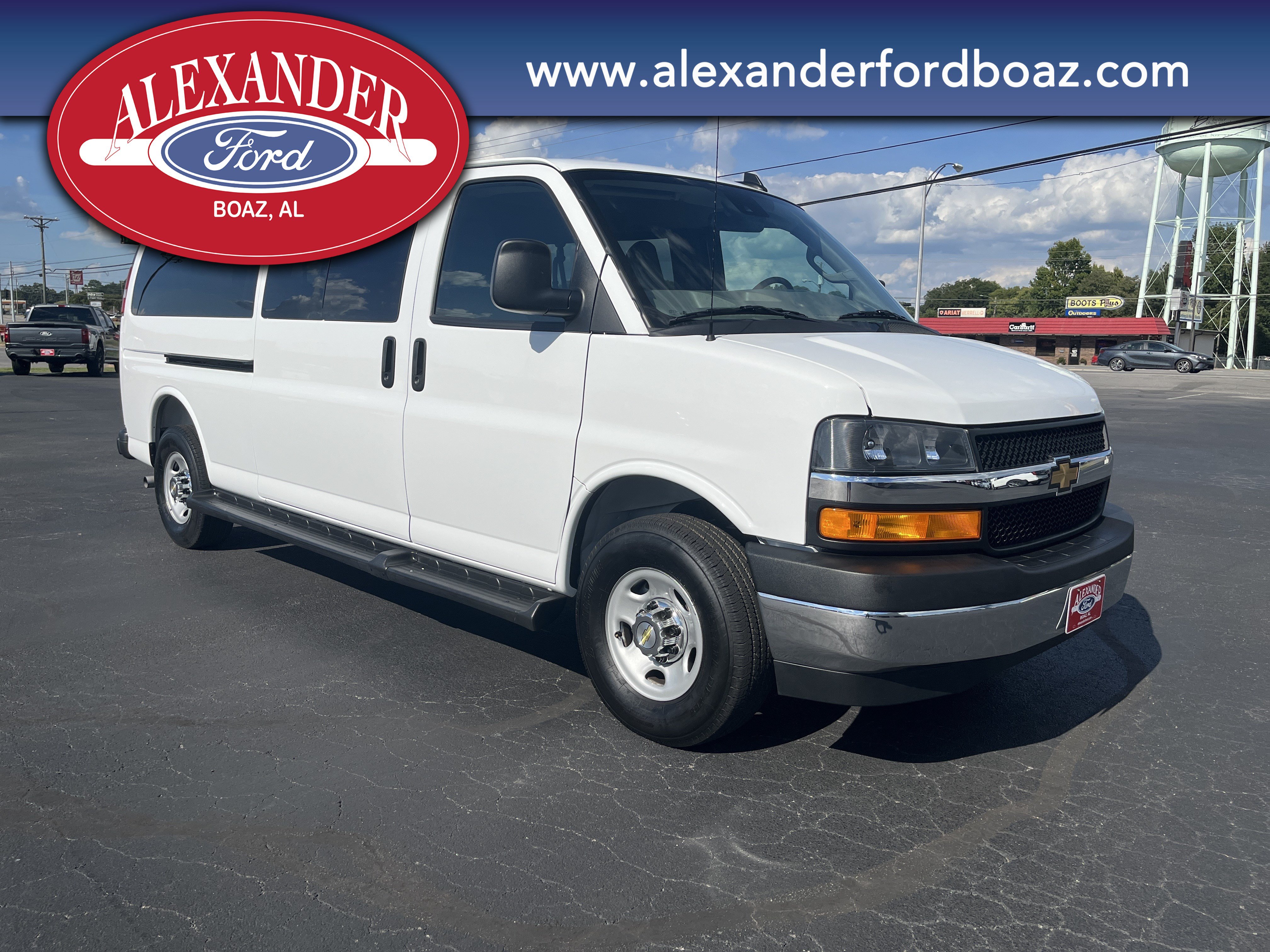 Used 2025 Chevrolet Express 3500 LT w/ LT Preferred Equipment Group RWD image 4