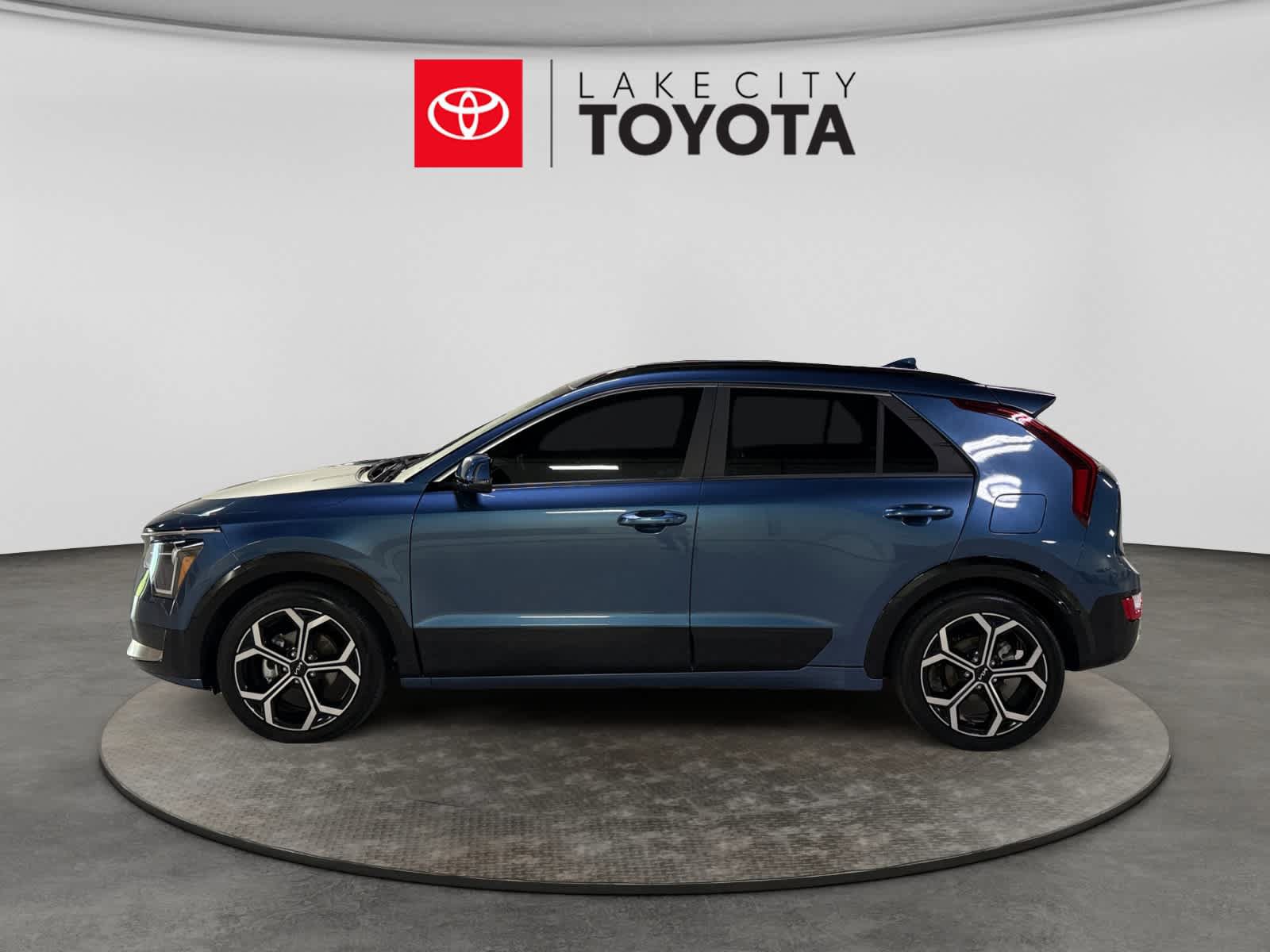 Used 2025 Kia Niro EX Touring FWD image 3