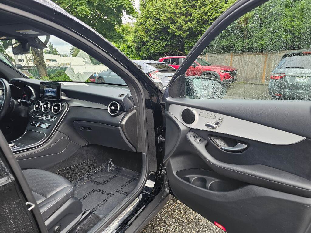 Used 2019 Mercedes-Benz GLC 300 4MATIC image 11