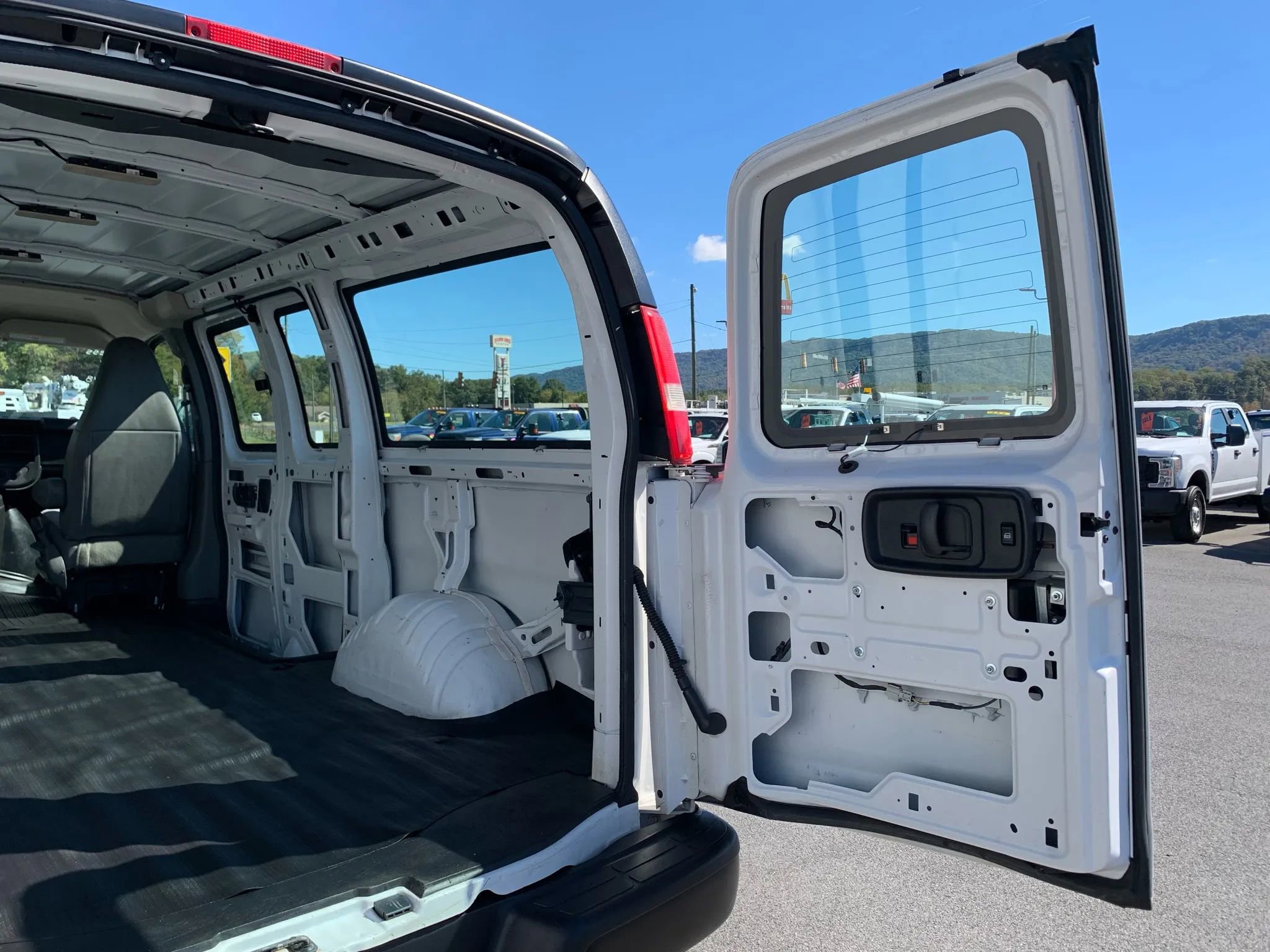 Used 2017 Chevrolet Express 2500 image 32