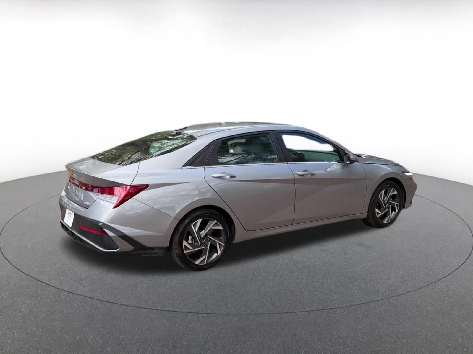Used 2025 Hyundai Elantra Limited FWD image 15