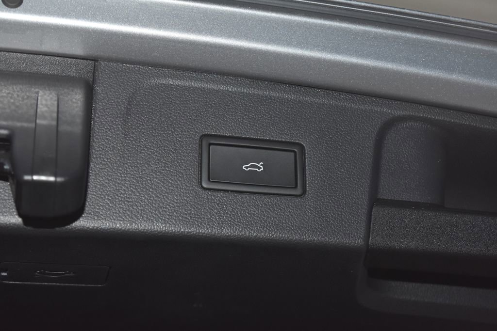 Certified 2025 Volkswagen Atlas SE image 27