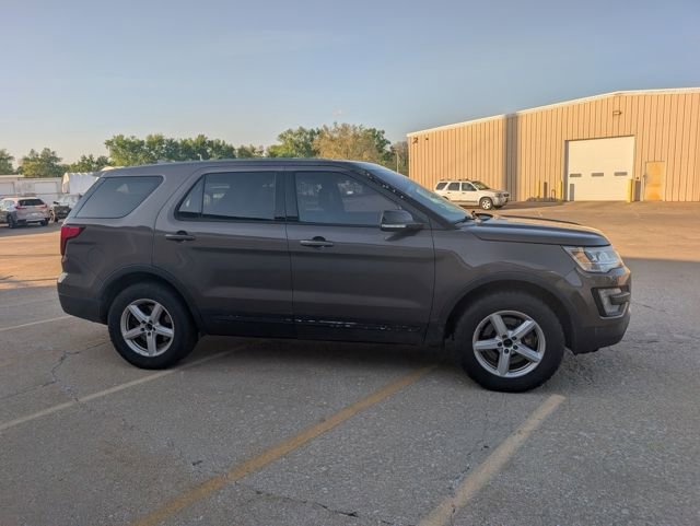 Used 2016 Ford Explorer XLT w/ Equipment Group 202A AWD/4WD image 2