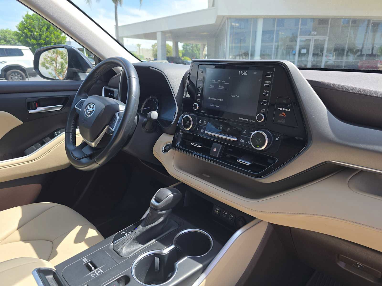 Used 2022 Toyota Highlander XLE image 10