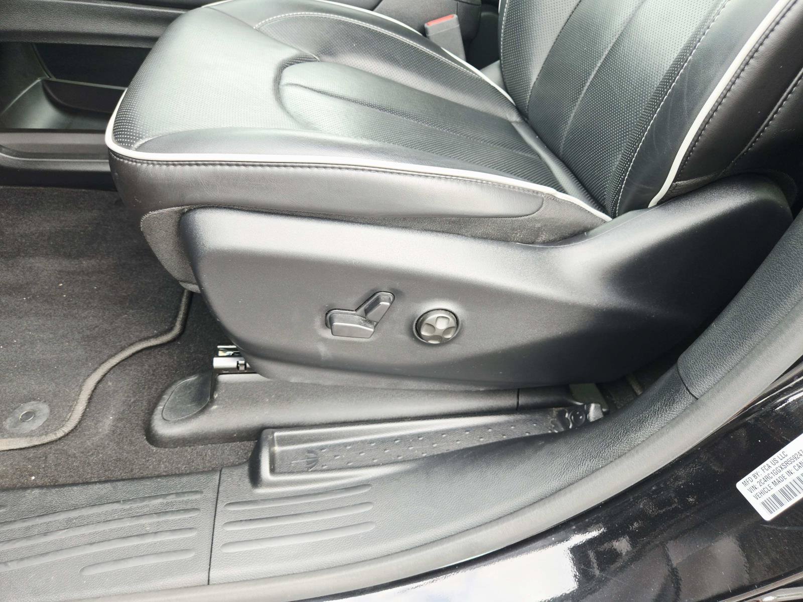 Used 2025 Chrysler Pacifica Limited FWD image 42