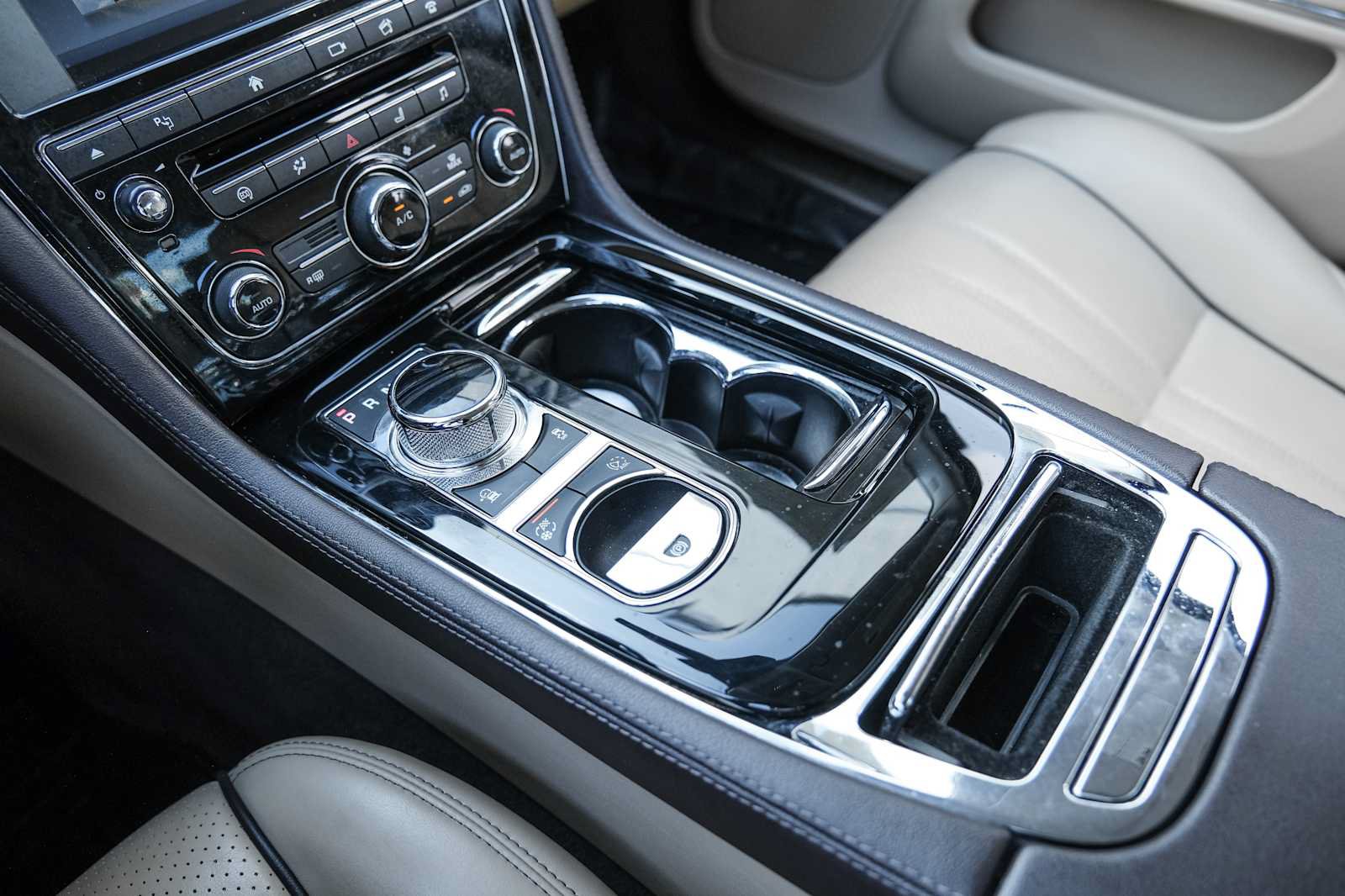 Used 2017 Jaguar XJ R-Sport RWD image 39