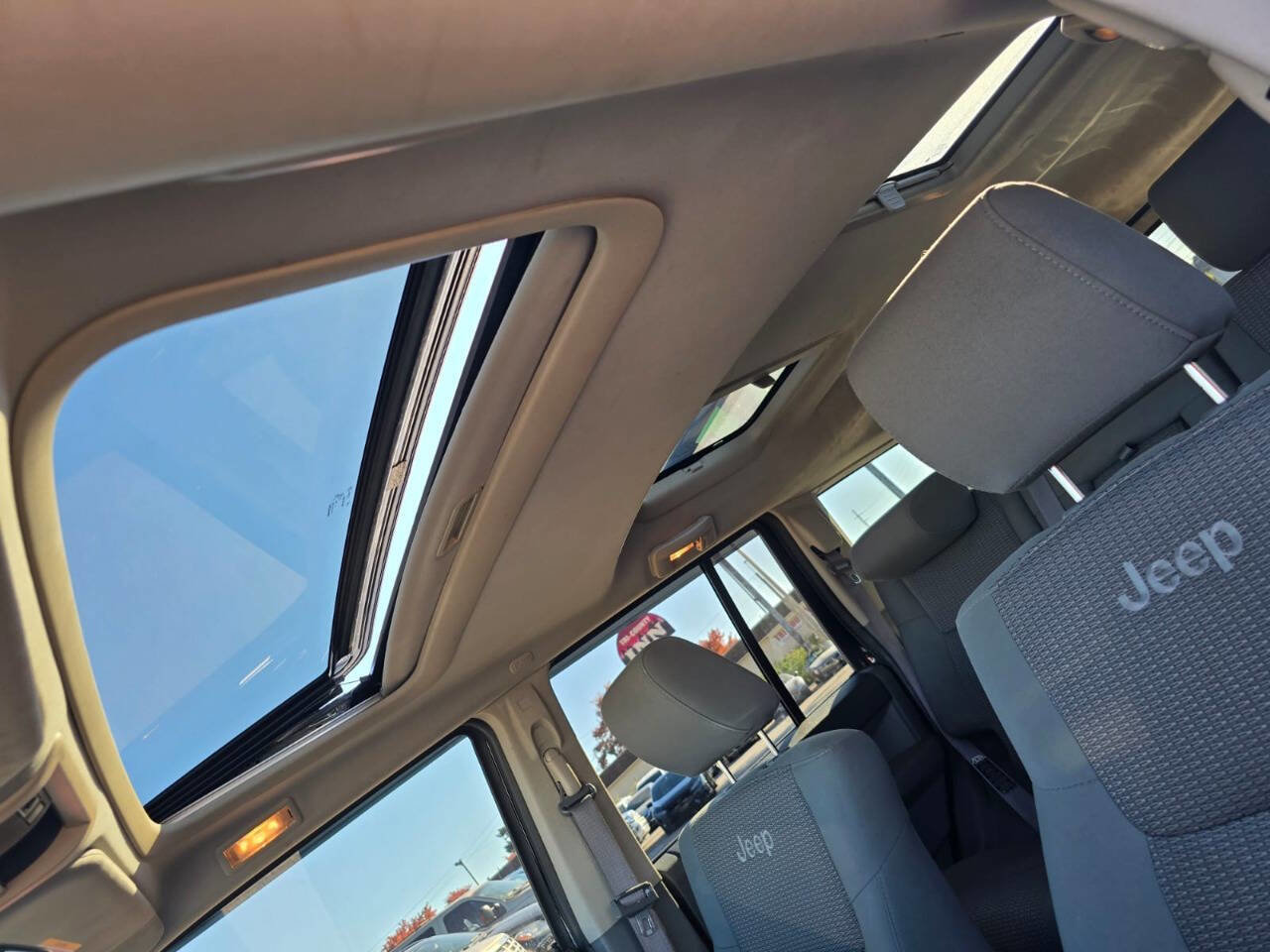 Used 2007 Jeep Commander Sport image 11