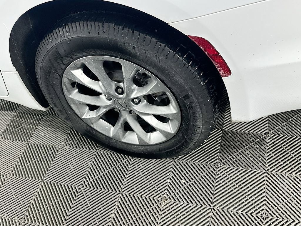 Used 2023 Chrysler Pacifica Touring-L image 39