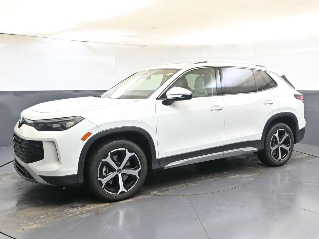 Used 2025 Volkswagen Tiguan SE w/ Panoramic Sunroof Package image 2