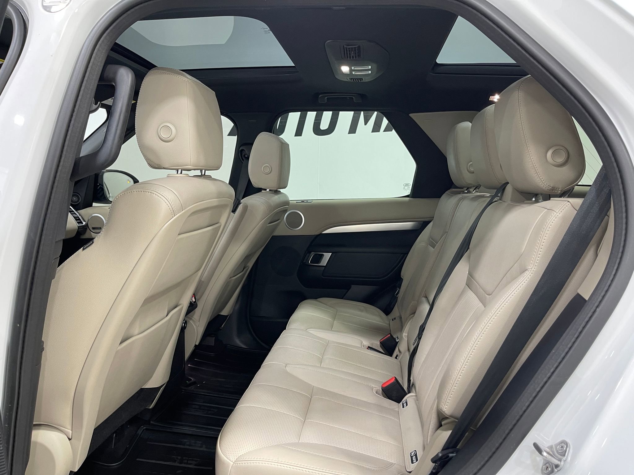Used 2020 Land Rover Discovery Landmark AWD/4WD image 30