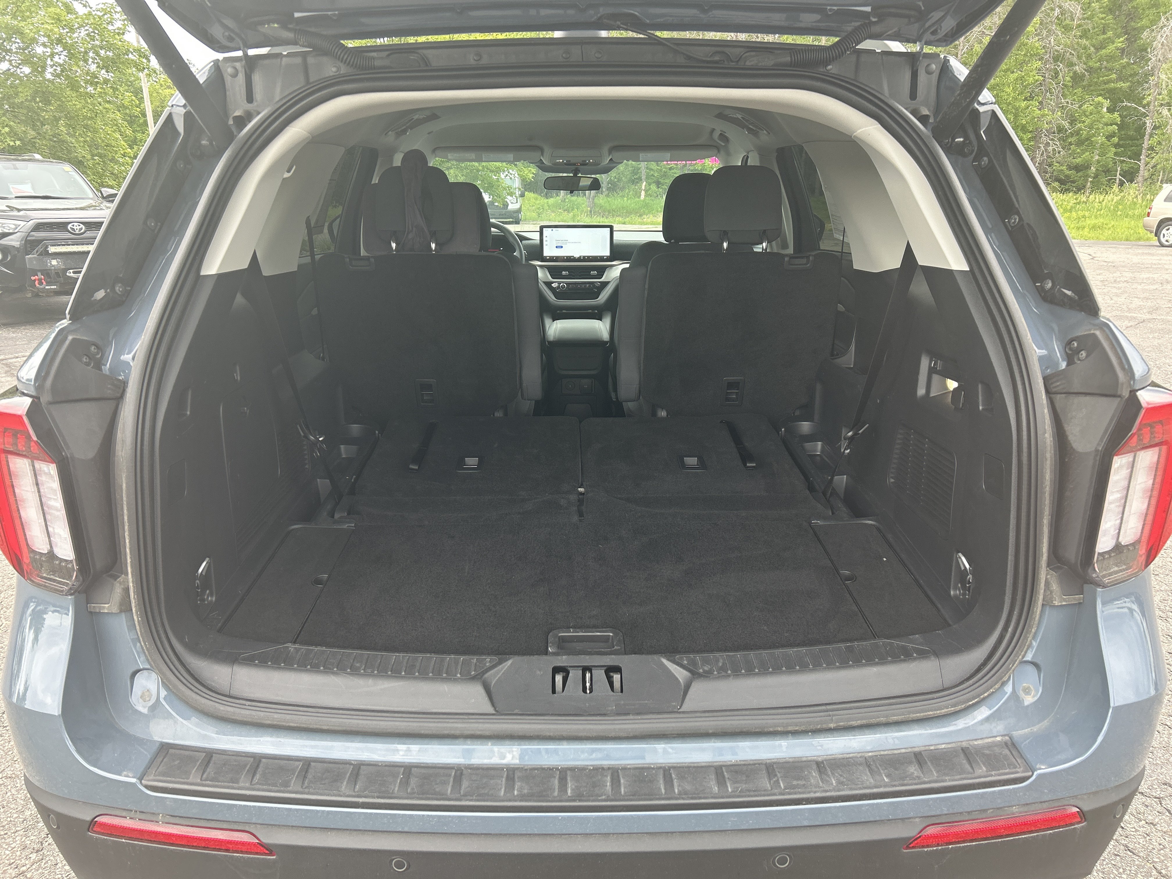 Used 2025 Ford Explorer Active AWD/4WD image 12
