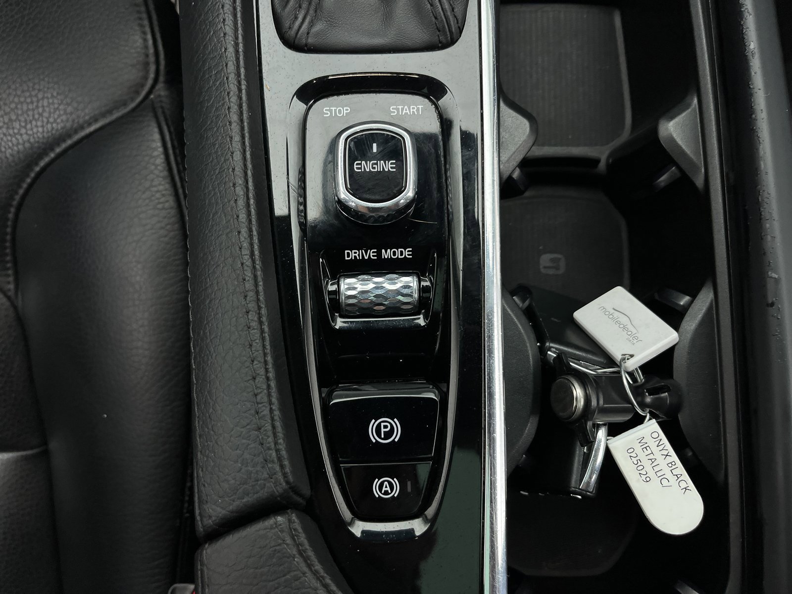 Used 2016 Volvo XC90 T6 Momentum w/ Vision Package image 23