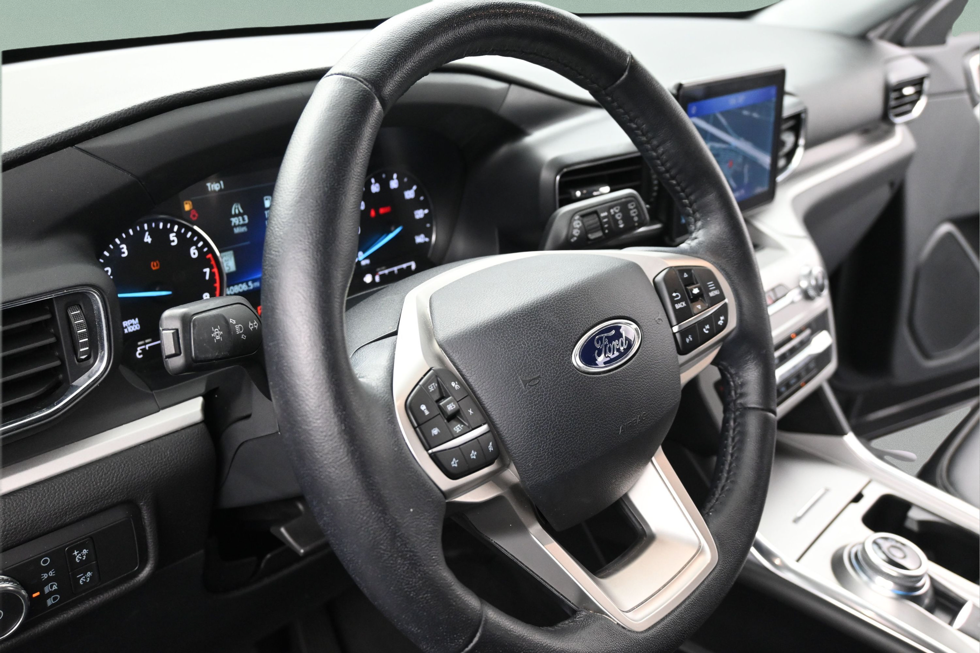 Used 2021 Ford Explorer XLT w/ Equipment Group 202A RWD image 13