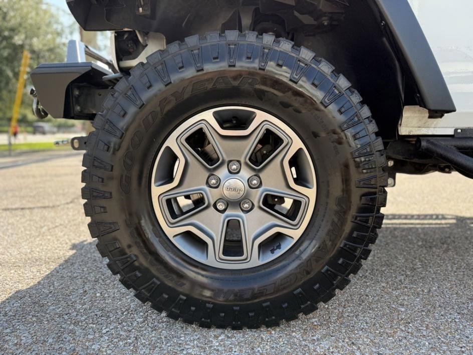 Used 2017 Jeep Wrangler Unlimited Rubicon w/ Connectivity Group image 13