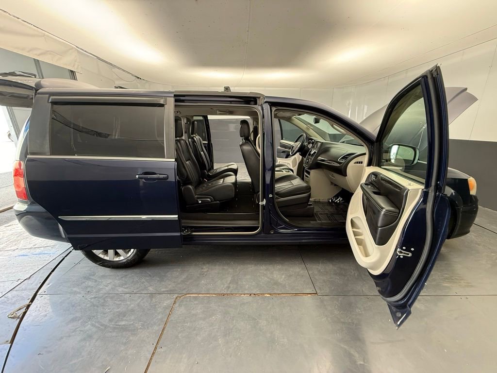 Used 2014 Chrysler Town & Country Touring image 18