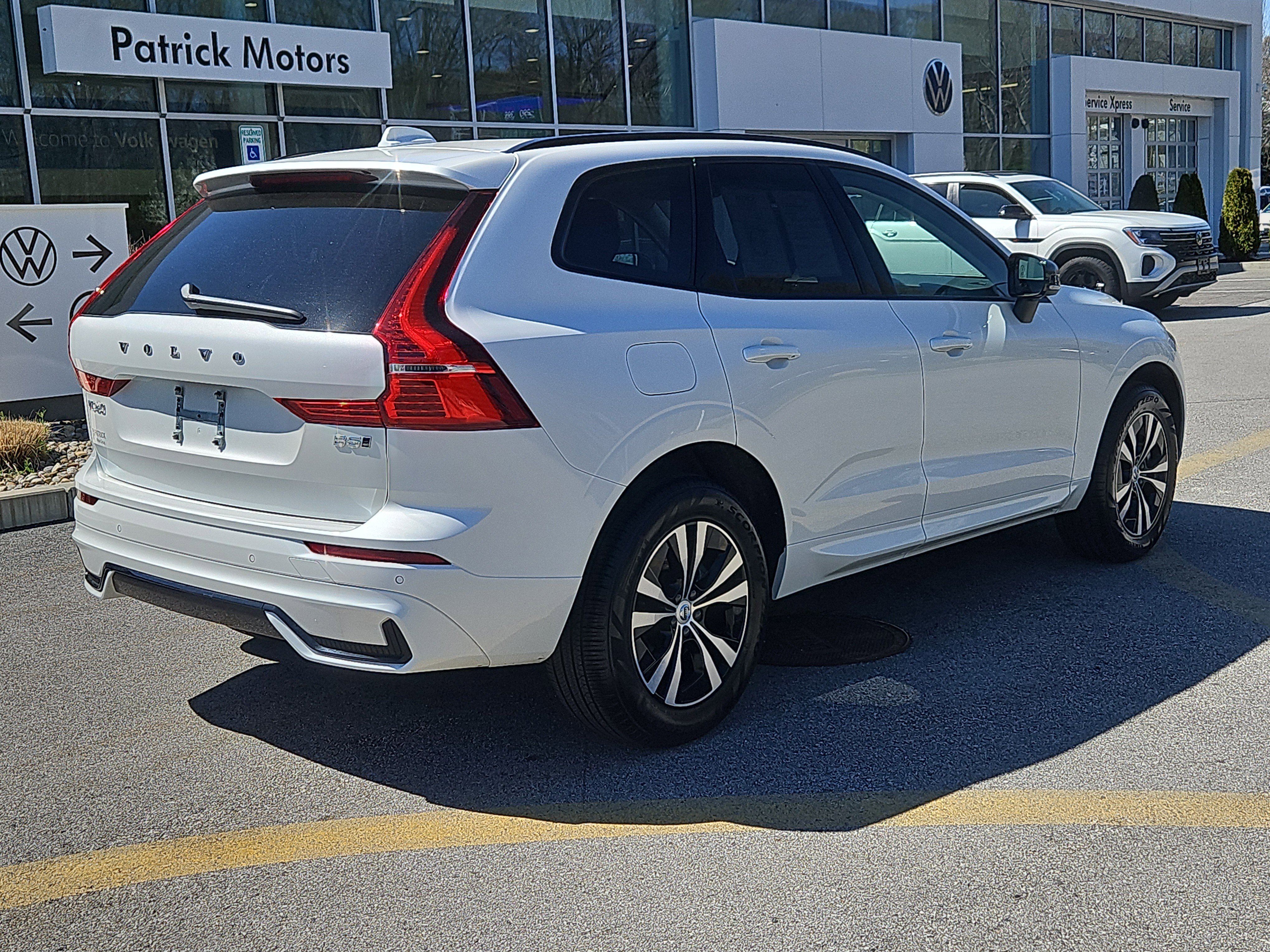 Used 2025 Volvo XC60 B5 Core AWD/4WD image 2