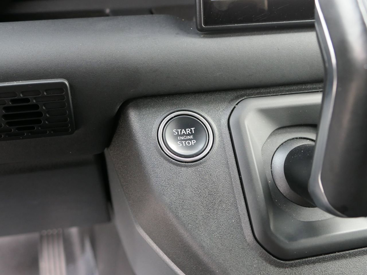 Used 2024 Land Rover Defender 130 X-Dynamic SE image 24