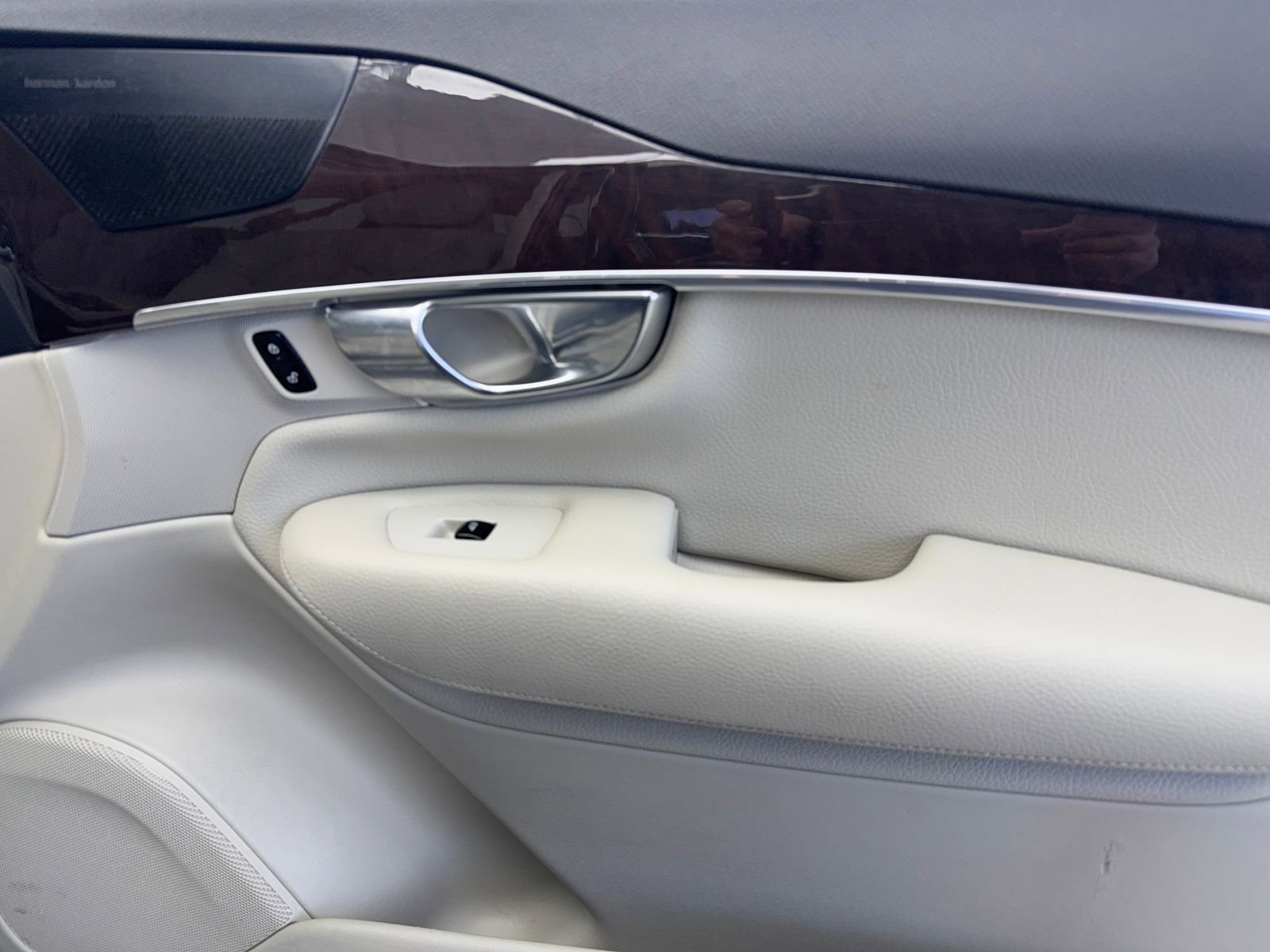 Used 2019 Volvo XC90 T5 Momentum w/ Multimedia Package image 44