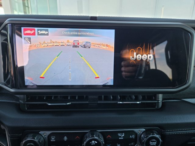 Used 2025 Jeep Gladiator Mojave w/ Convenience Group AWD/4WD image 14