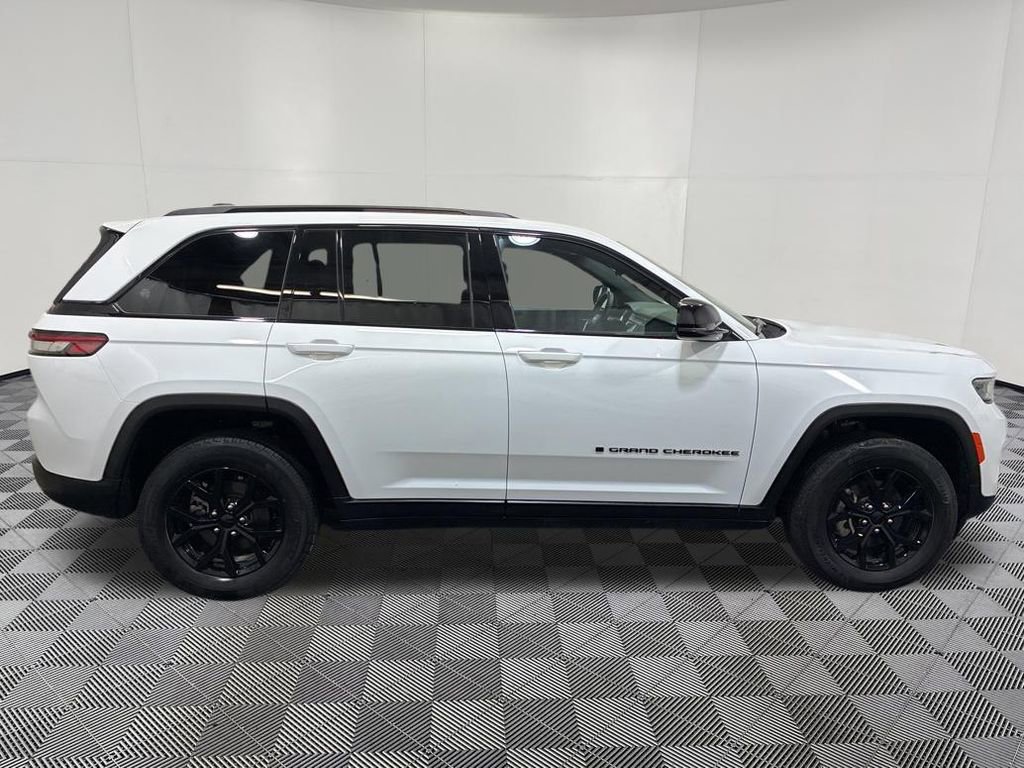 Used 2025 Jeep Grand Cherokee Altitude AWD/4WD image 8