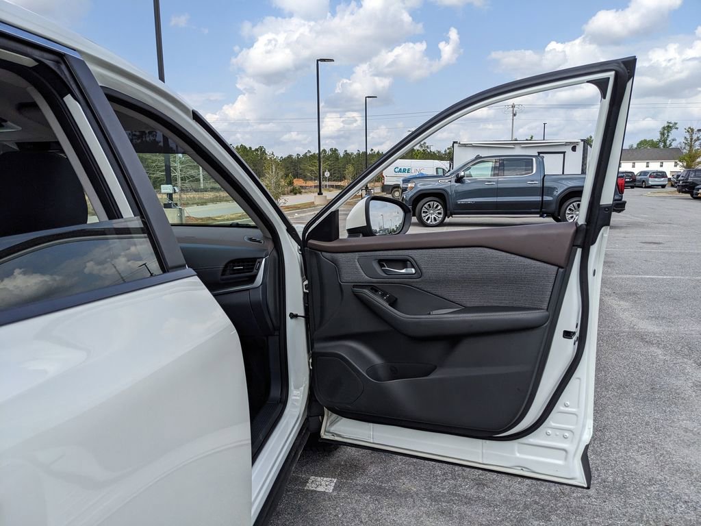 Used 2023 Nissan Rogue SV image 55