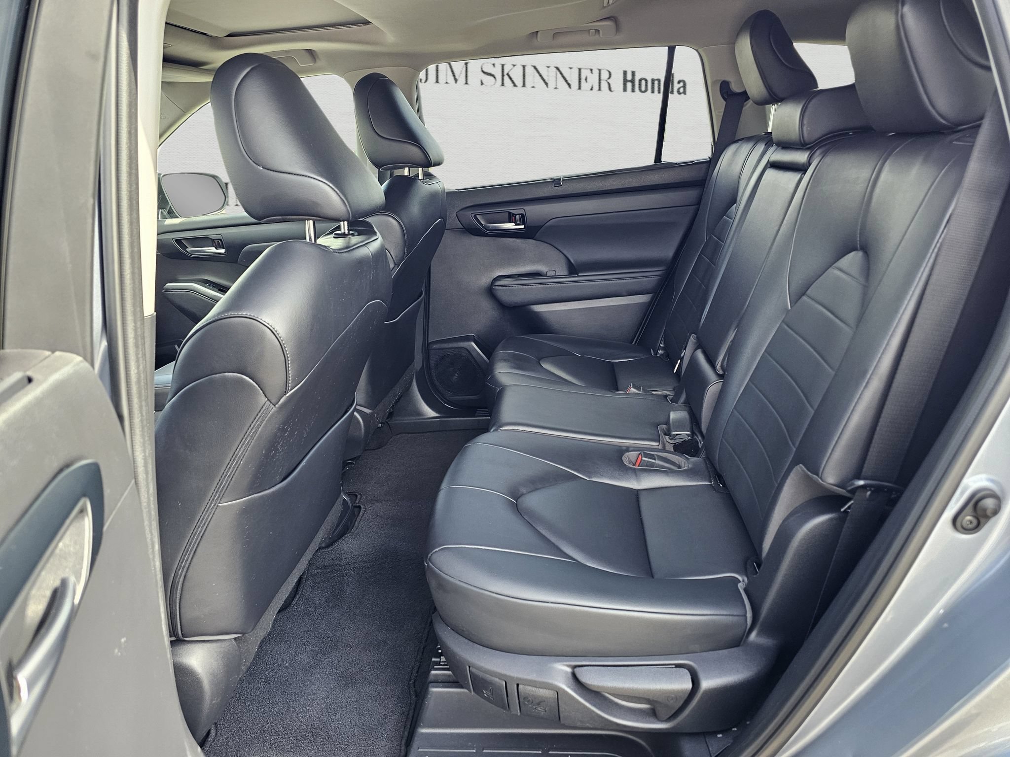 Used 2023 Toyota Highlander XLE FWD image 34