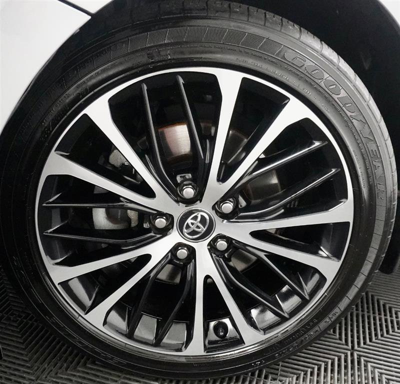 Used 2018 Toyota Camry SE image 3