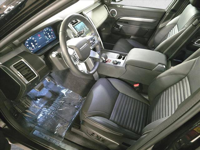 Used 2024 Land Rover Discovery Dynamic SE AWD/4WD image 16