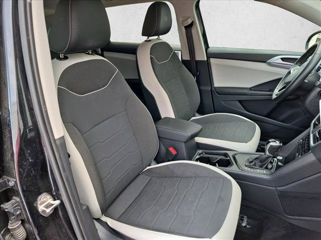 Used 2025 Volkswagen Taos SE FWD image 20