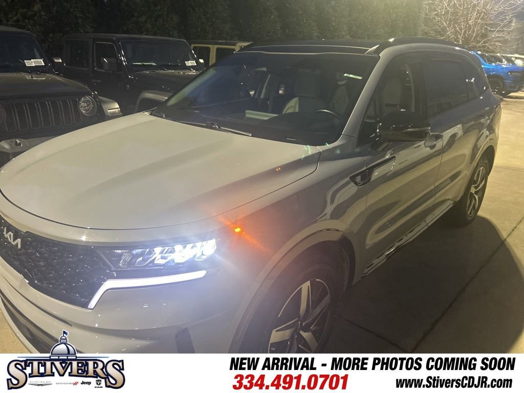 Used 2022 Kia Sorento EX w/ Panoramic Sunroof Package image 3