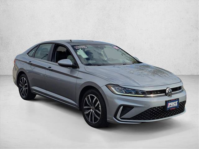 Used 2025 Volkswagen Jetta SE FWD image 3