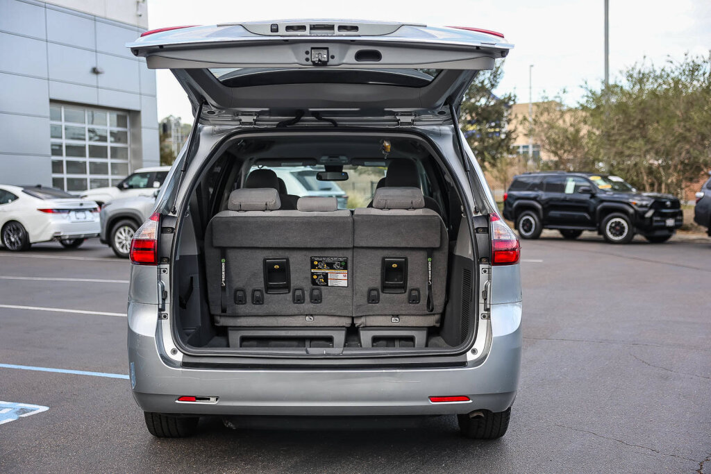 Used 2020 Toyota Sienna LE FWD image 27
