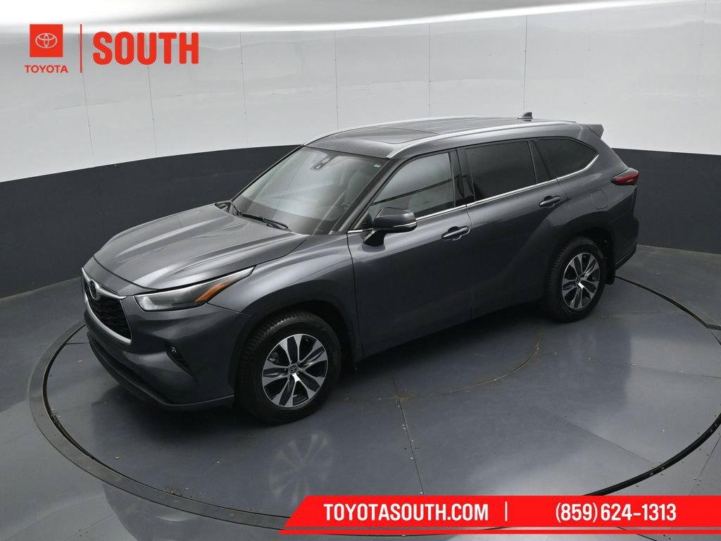Used 2022 Toyota Highlander XLE AWD/4WD image 52