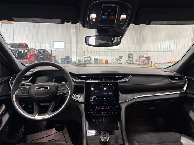 Used 2024 Jeep Grand Cherokee Altitude image 10