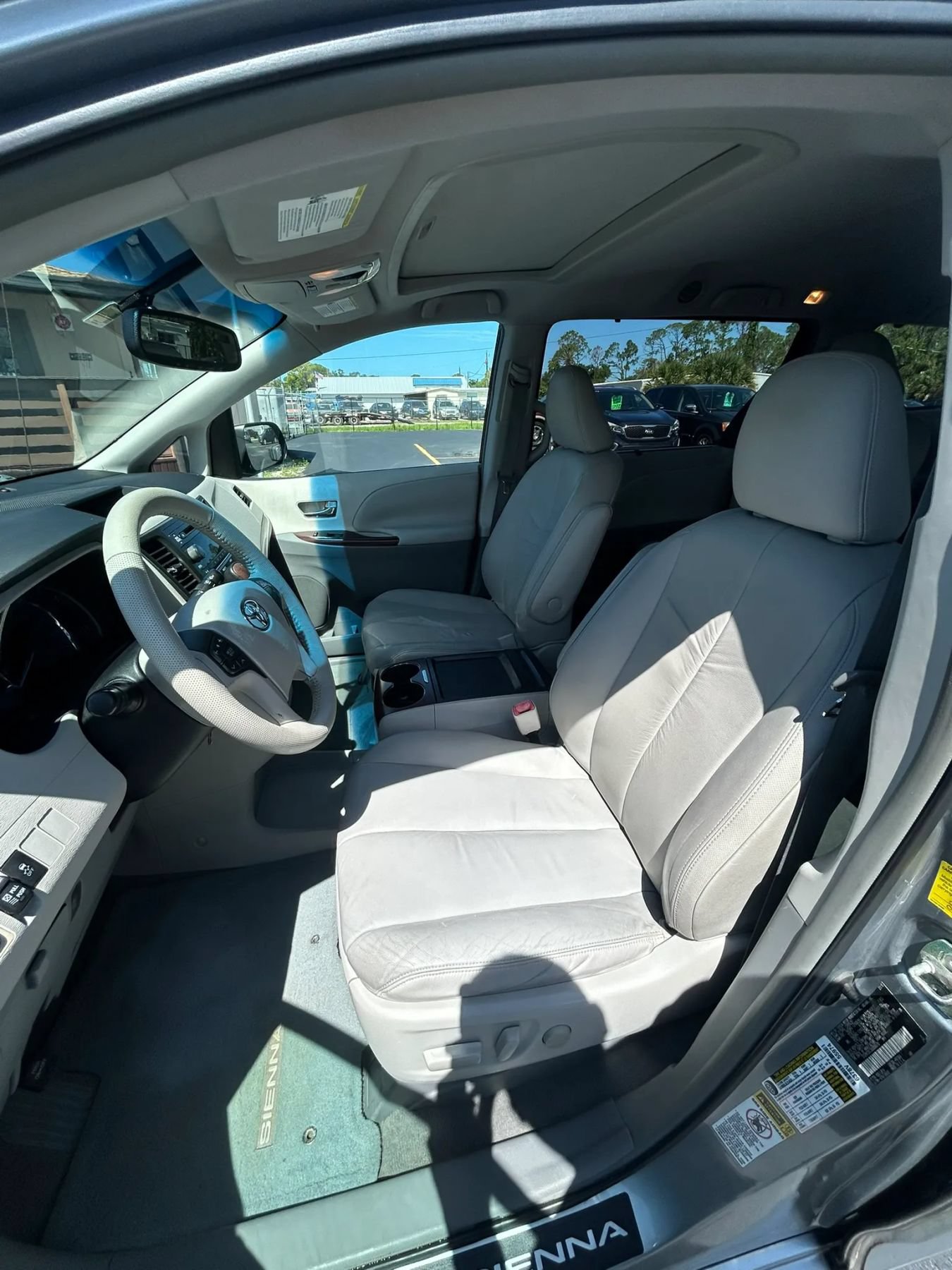 Used 2011 Toyota Sienna XLE FWD image 28
