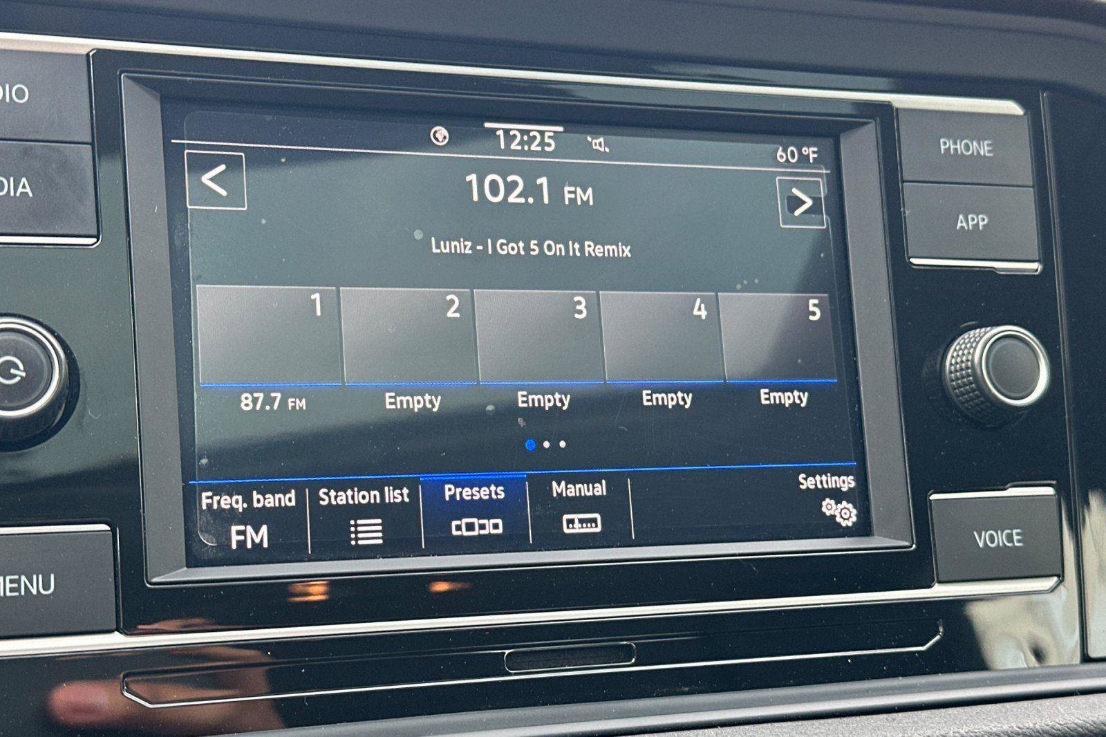 Used 2022 Volkswagen Jetta SE w/ Panoramic Sunroof Package image 16