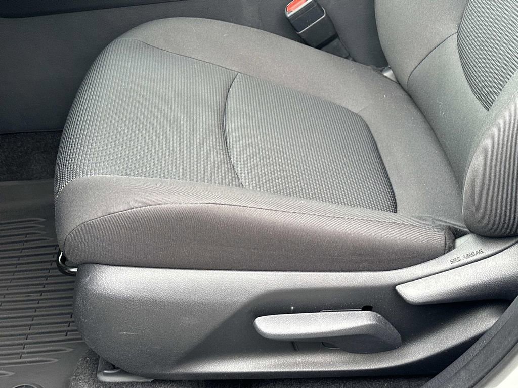 Used 2021 Toyota RAV4 LE image 17