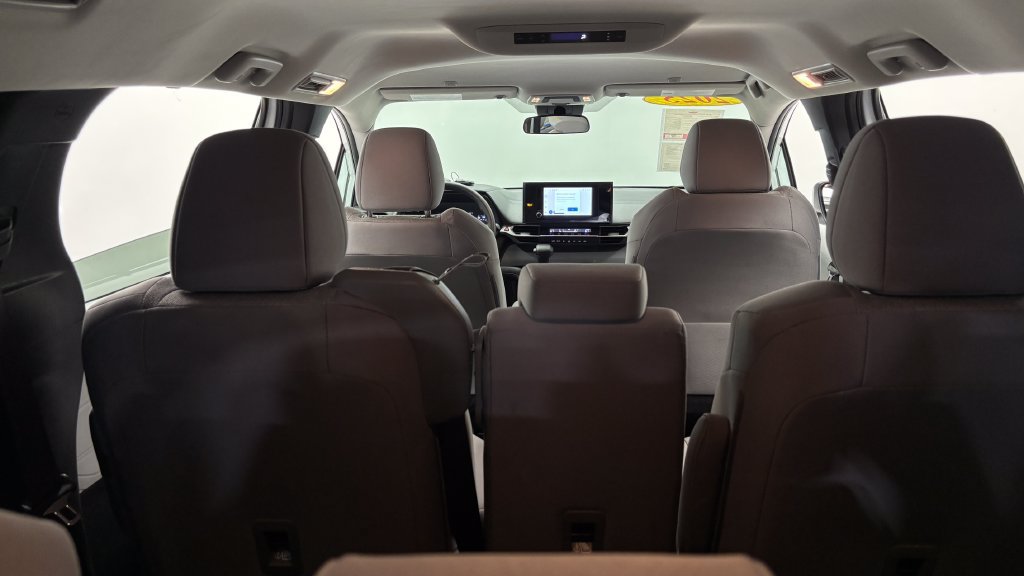 Used 2025 Toyota Sienna LE FWD image 40