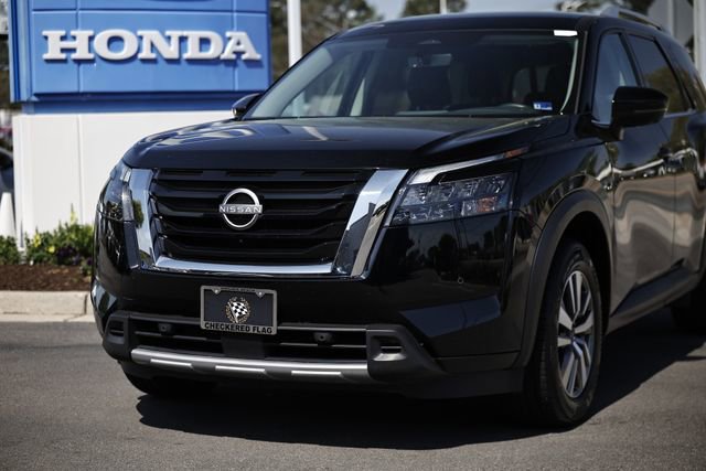 Used 2025 Nissan Pathfinder SL image 2
