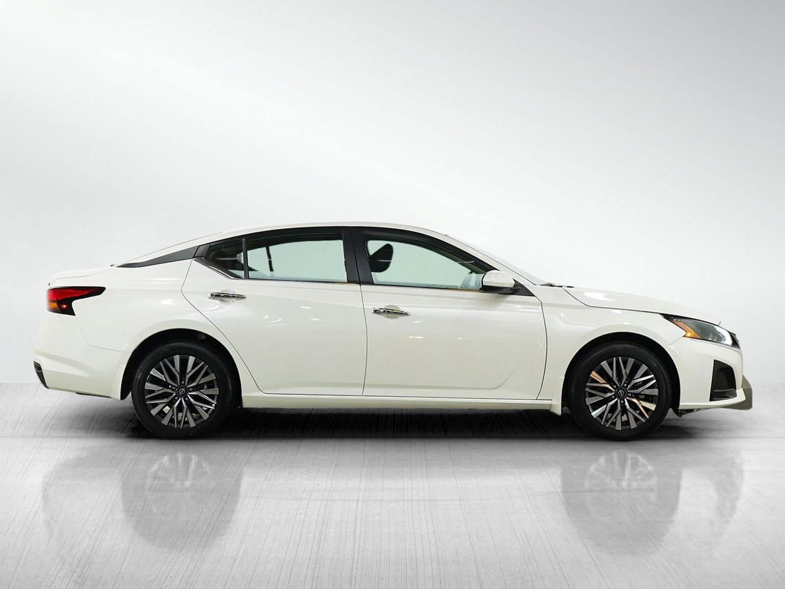 Used 2023 Nissan Altima 2.5 SV w/ SV Premium Package AWD/4WD image 6