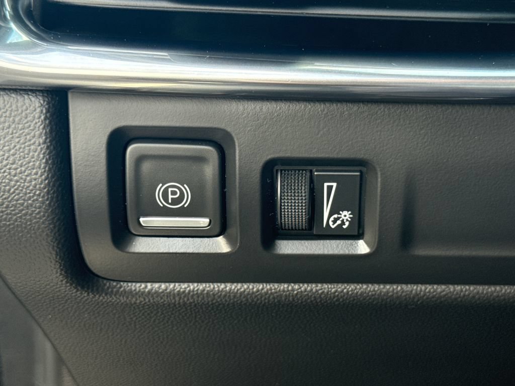 Certified 2023 Cadillac XT4 Luxury w/ Cold Weather Package AWD/4WD image 18